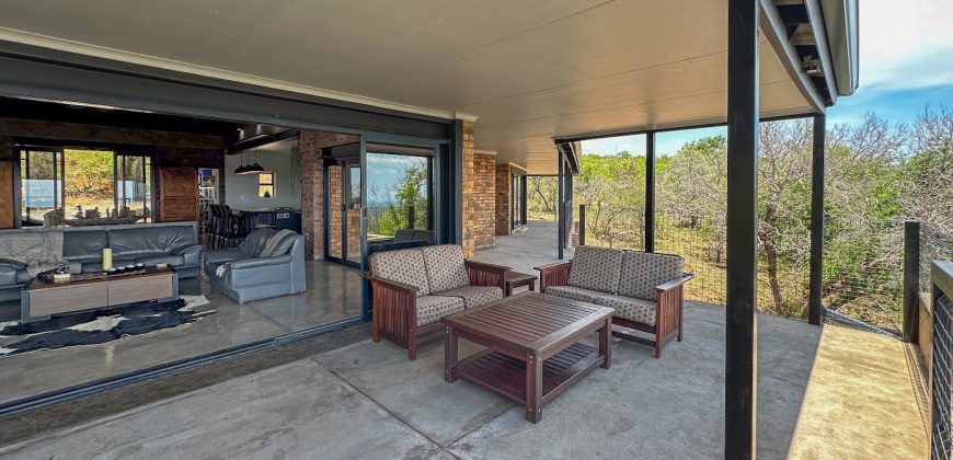 PRM149- Luxurious 4-Bedroom Hilltop Lodge with Gym